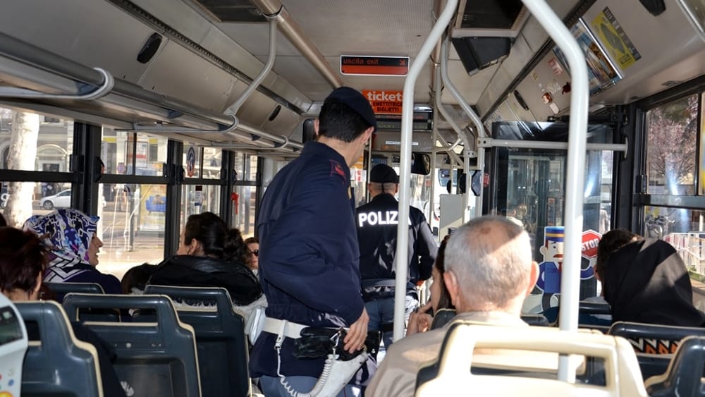 Lombardia: Trasporto pubblico gratuito per le forze dell’ordine e forze armate