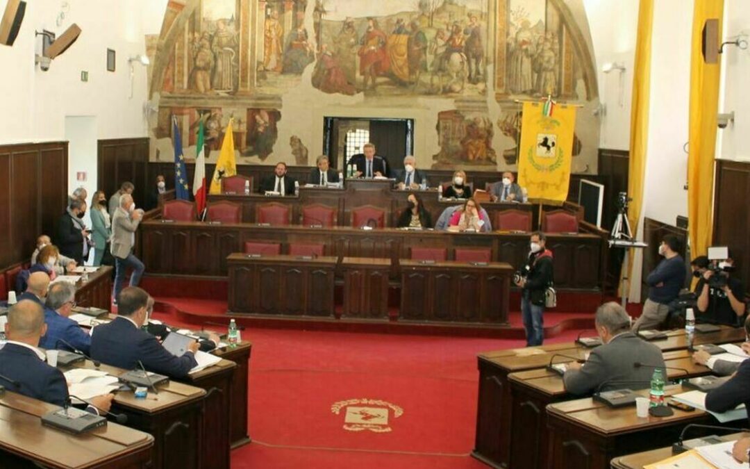 Napoli: dal Consiglio ok al Bilancio. Manovra da 610 mln con fondi per strade, trasporti, sviluppo del territorio